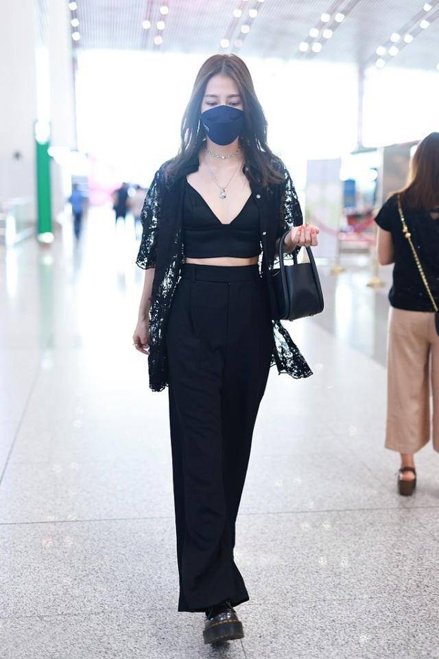弦子|弦子的造型够抢眼，“内衣外露”搭配个性时髦，没想到还这么得体