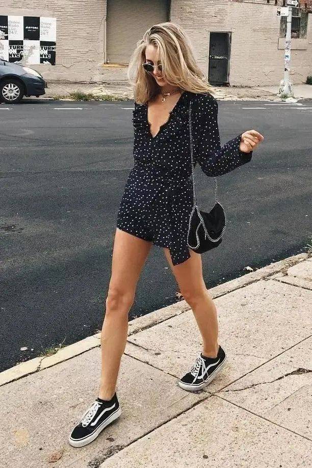 小白|今夏“裙子+运动鞋”这样穿,就是美得不一样!