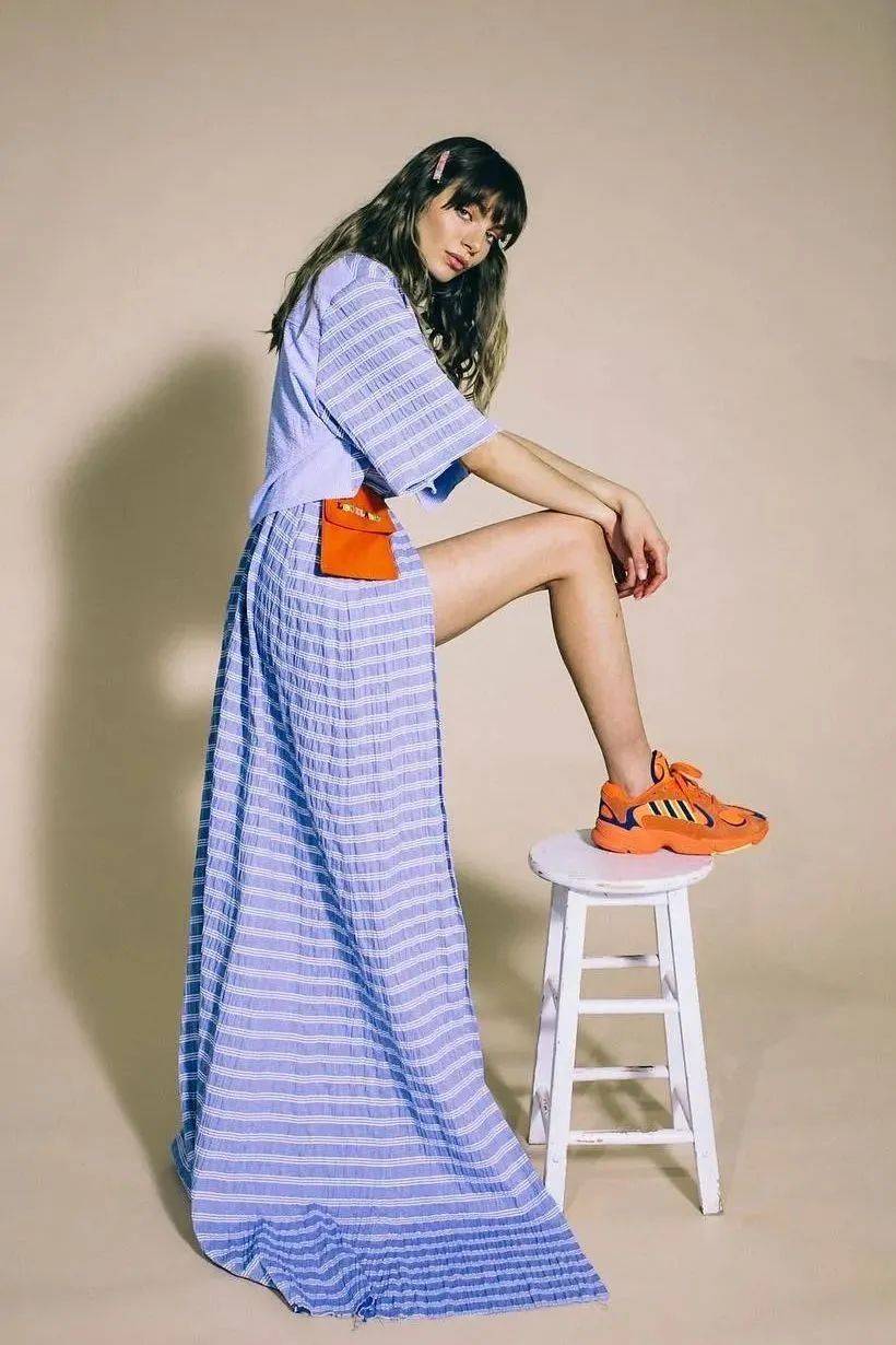 穆勒|别总穿高跟鞋啦！连衣裙＋平底鞋＝春季最简约大气的混搭cp！