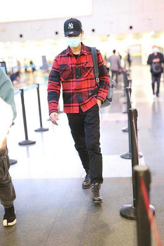 男生|乔振宇老态明显，但身材依旧很有型，休闲装都能穿出时尚感