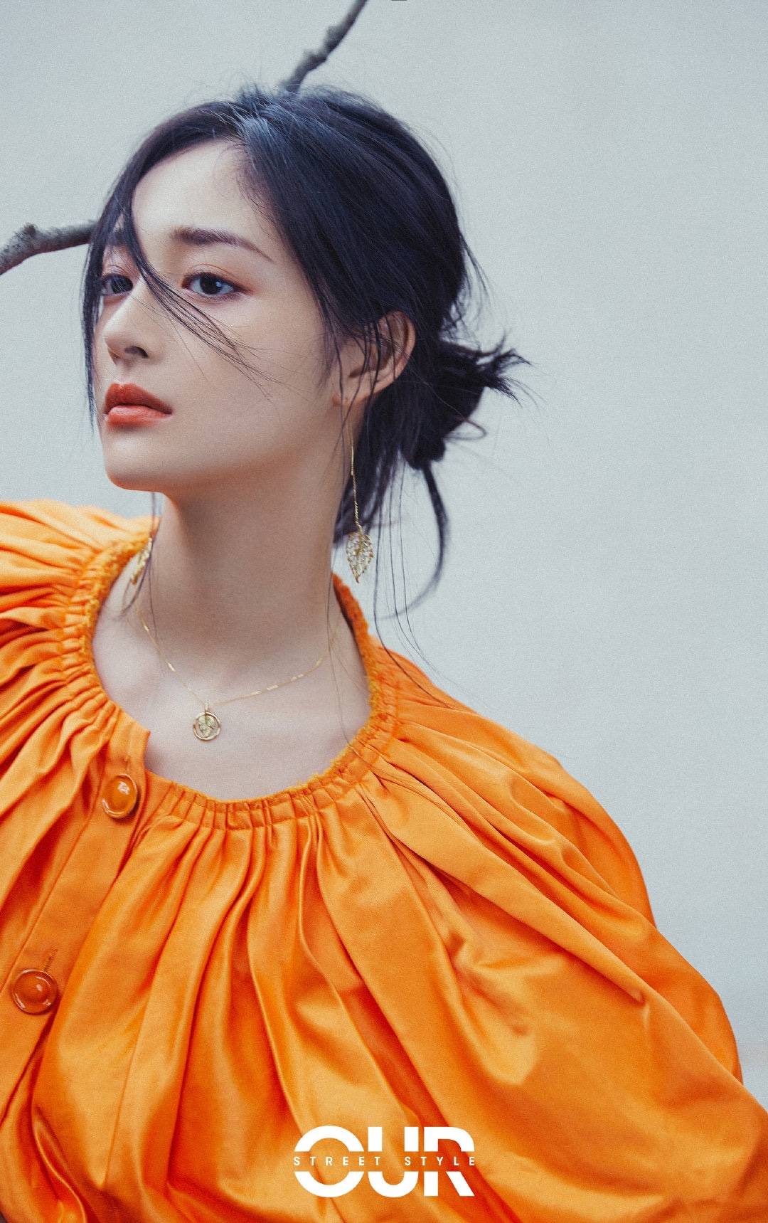 女神|22岁周洁琼文艺女神范,元气橘上衣+侧开边裤,休闲美腻度假风!