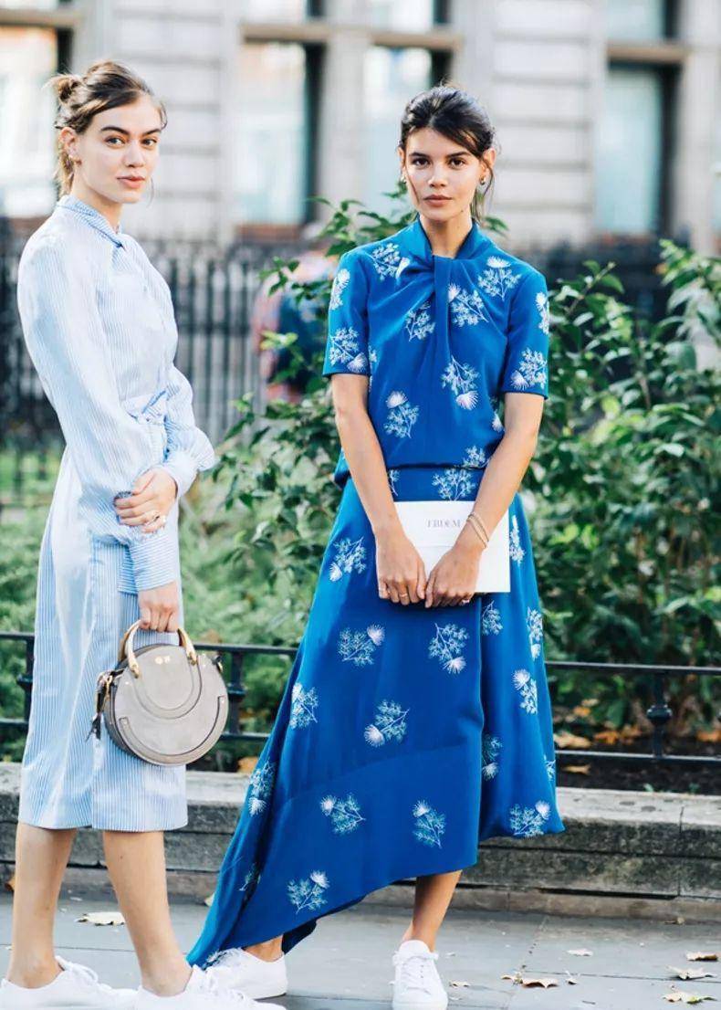 细节|今夏火了一种穿法,叫“碎花裙+小白鞋”显瘦还时髦,贼好看!