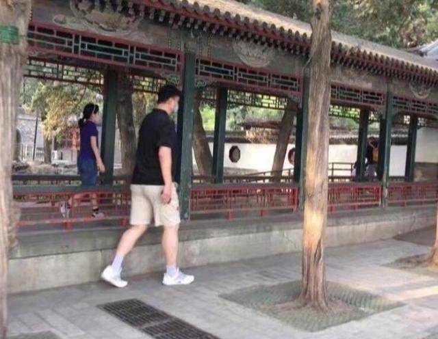一身|姚明现身北大开第一枪！2米身高穿一身黑，其他人变小矮人太可爱