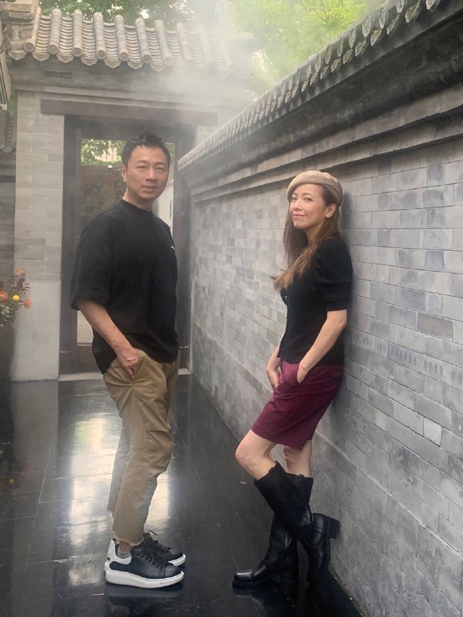 黎耀祥|邓萃雯黎耀祥合影，穿短裤长靴装阿姨，但干瘪的双腿一看就老了！