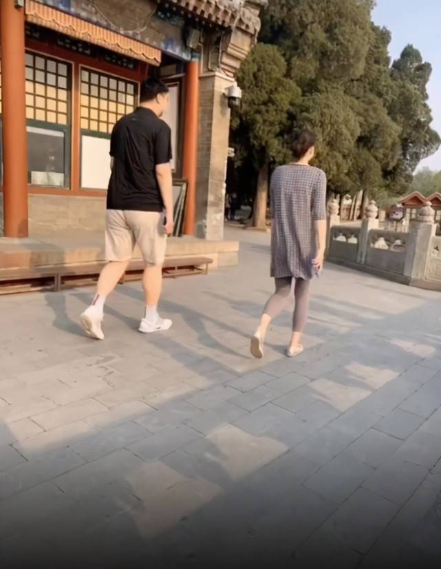 一身|姚明现身北大开第一枪！2米身高穿一身黑，其他人变小矮人太可爱