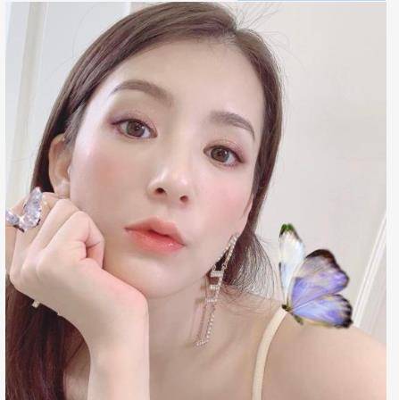 粉色|郭富城娇妻晒古装视频，五官精致发际线溜圆，身形纤瘦肤白肩膀薄