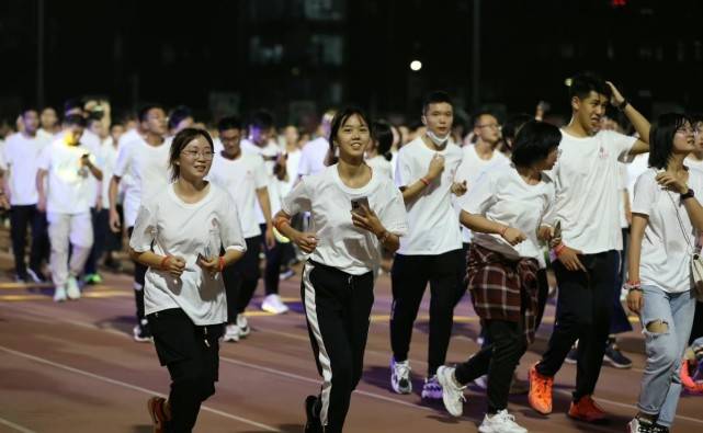 一身|姚明现身北大开第一枪！2米身高穿一身黑，其他人变小矮人太可爱