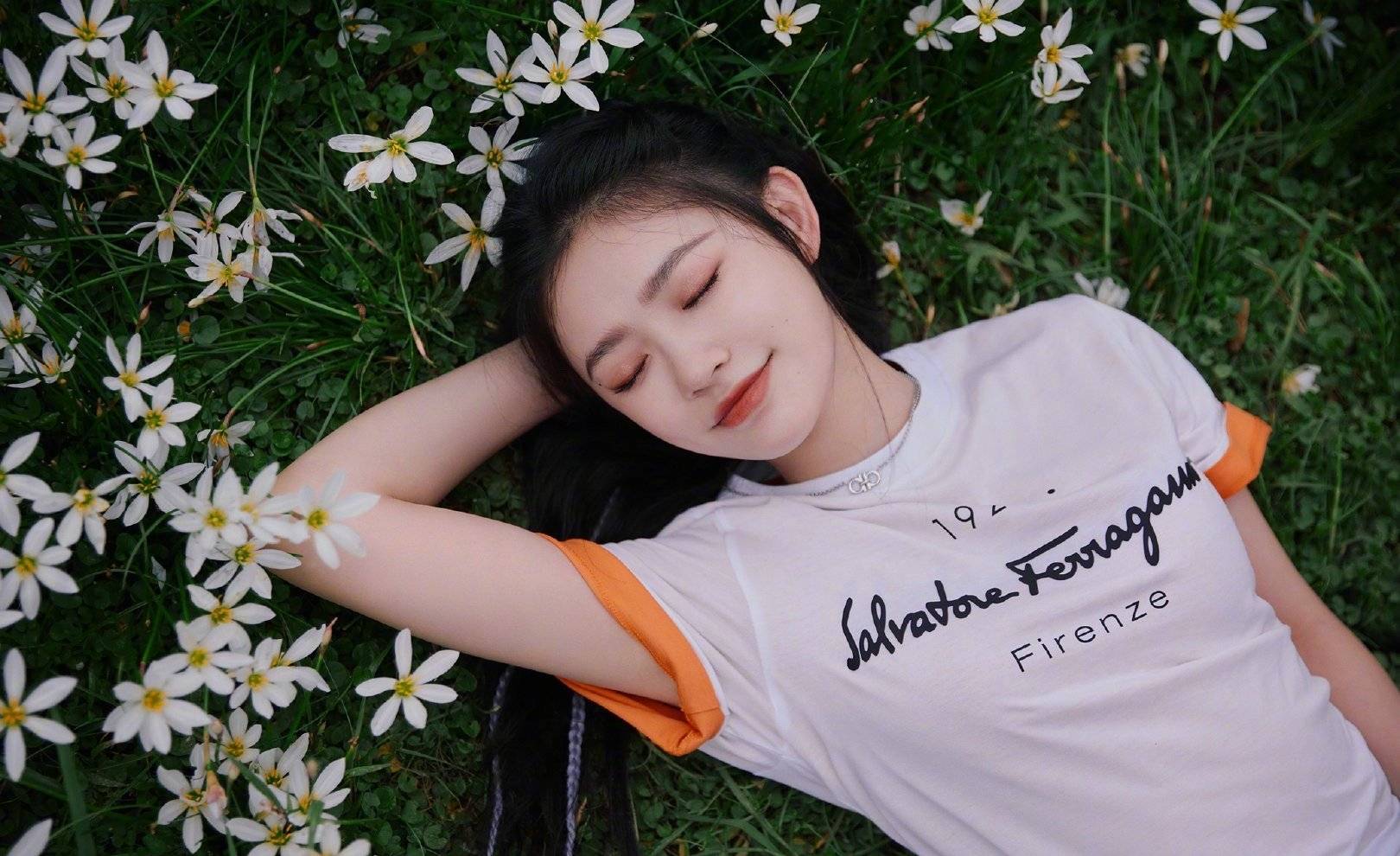 黑色|24岁林允拍摄七夕大片，白色T恤配高马尾笑起来好甜，太有魅力了