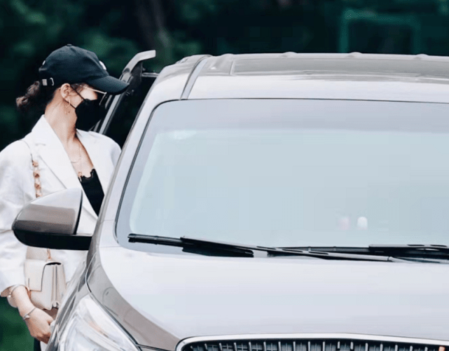 廓形|37岁唐嫣最新路透曝光！穿西装戴墨镜巨星范十足，超模身材超惹眼