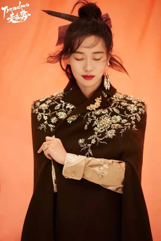 金色|奥运冠军孙一文明星脸火出圈！新大片穿黑金斗篷变侠女，身材绝了