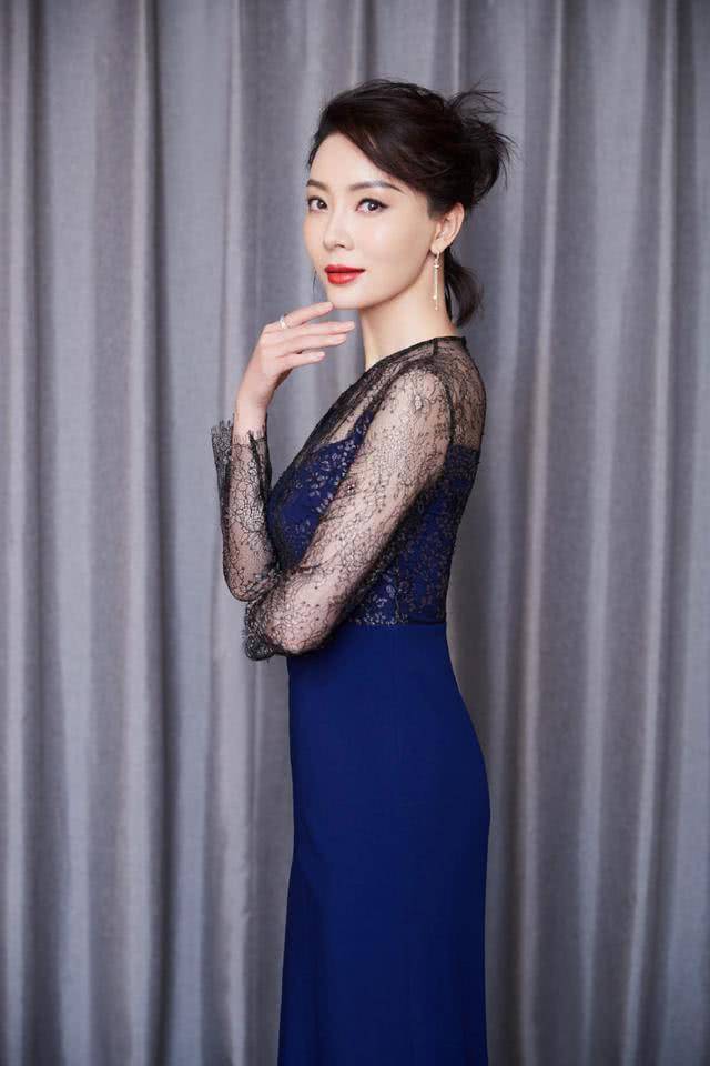 黑色|43岁陈数才是“妖精”，穿蓝色包臀裙优雅高级，不扮嫩也美成焦点