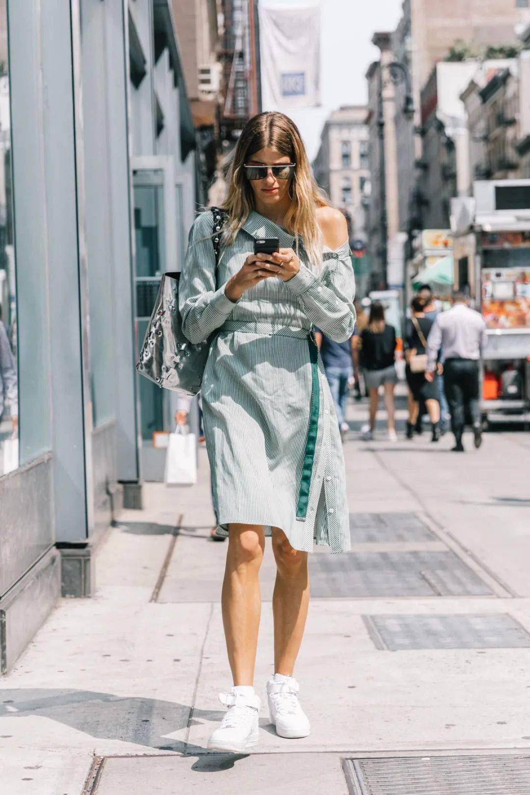 小白|今夏“裙子+运动鞋”这样穿,就是美得不一样!