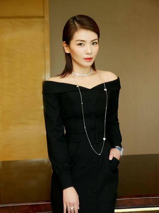 尖头|女人40岁以后，尽量不要高跟鞋配丝袜！学刘涛这样穿，洋气显嫩