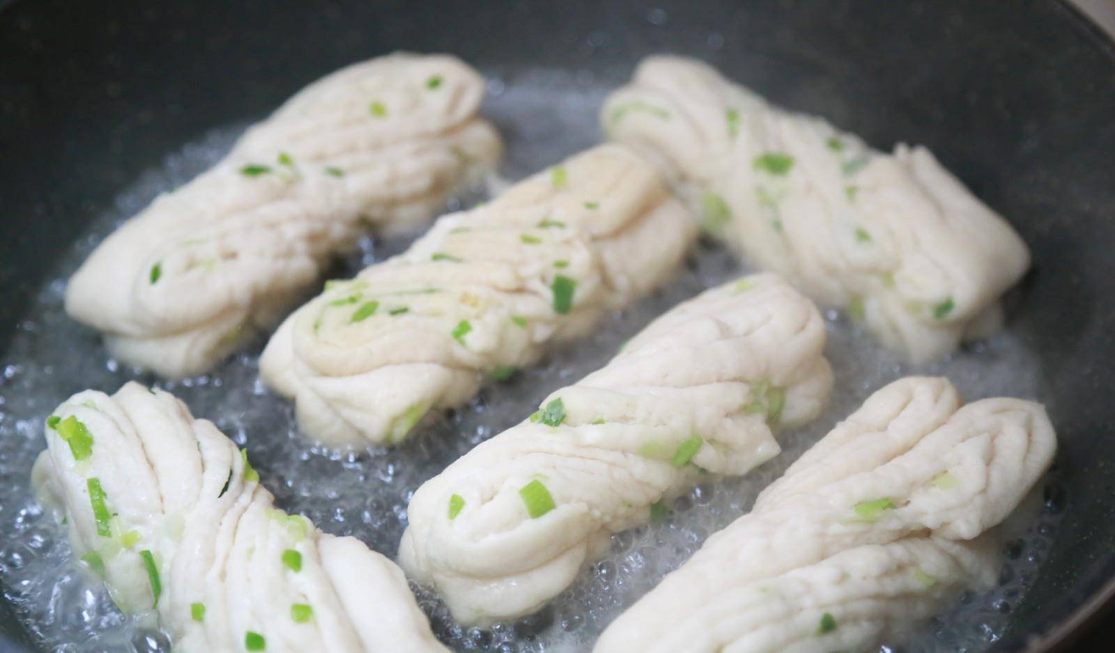 做法|早餐新做法,卷一卷不用蒸,5分钟出锅,咸香松软,全家人都爱吃