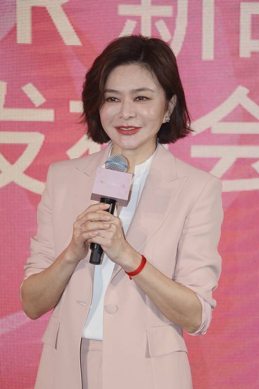 颜色|关之琳为显腿长耍“心机”，高跟鞋配拖地裤，真是单看腿长1米8