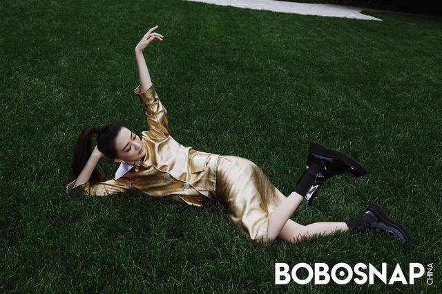 黑色|25岁徐璐打破少女风格,波点上衣搭配黑色皮裤,造型感十足