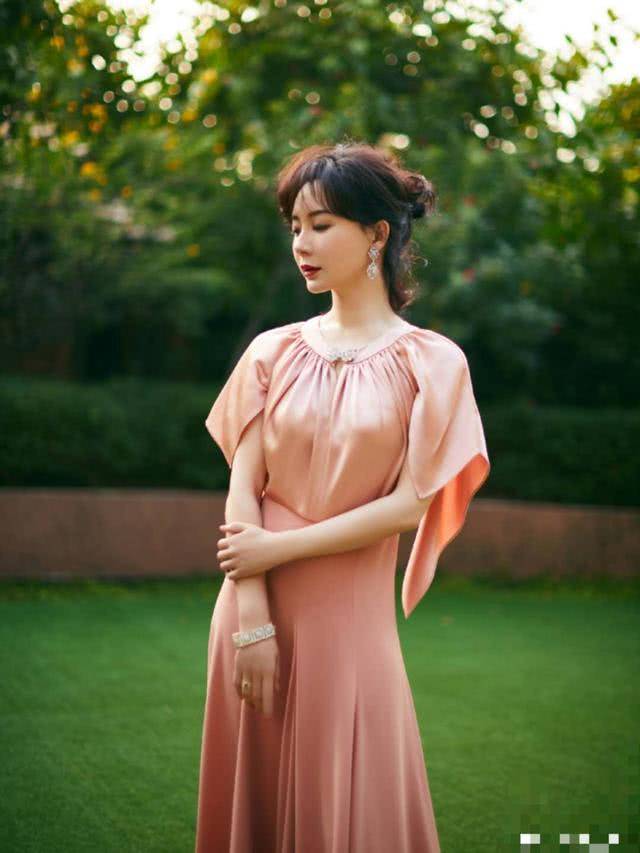 设计|43岁陈数才是“妖精”，穿粉色丝绸裙优雅高级，不扮嫩也美成焦点