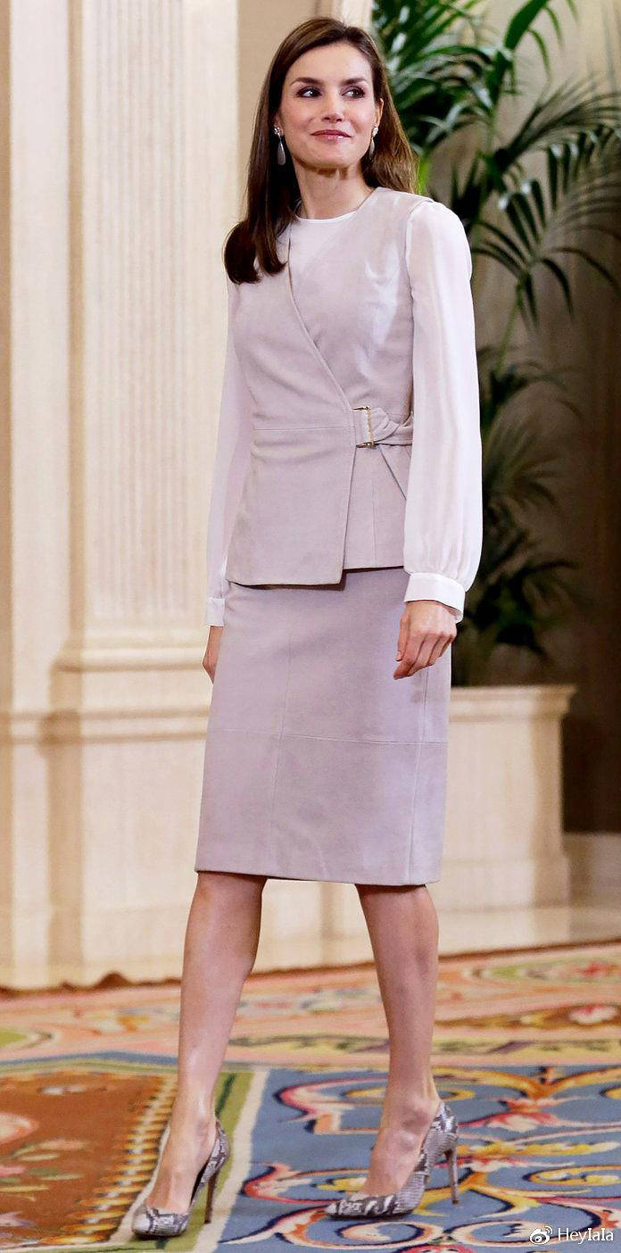 显得|学西班牙王后穿裙子,豹纹长裙配“大红色”高跟鞋,优雅又亮眼