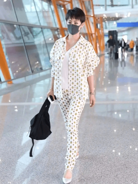 短裤|宁静走机场太高调，近万块的LV配嫩绿色短裤，48岁也有少女范