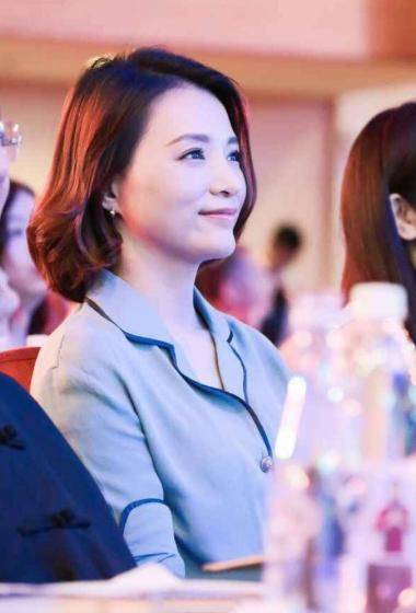 书卷气|周涛李红真知性会穿，修身连衣裙搭高跟鞋端庄大气，照穿有书卷气
