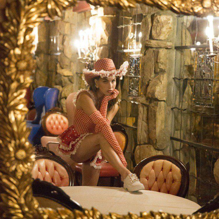 品牌|15岁苏瑞克鲁斯成最美星二代，小白鞋配牛仔裤穿出显瘦大长腿