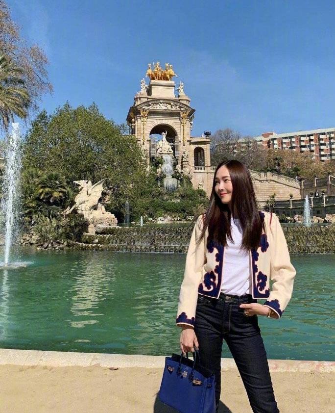 郑秀妍|31岁郑秀妍越来越迷人，穿条纹吊带上衣秀直角肩，高级又减龄