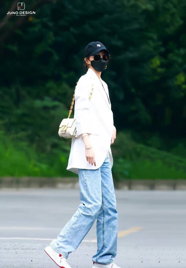 廓形|唐嫣私服要开挂！穿西装长裤学杨幂变潮人，一点不输“央视风”