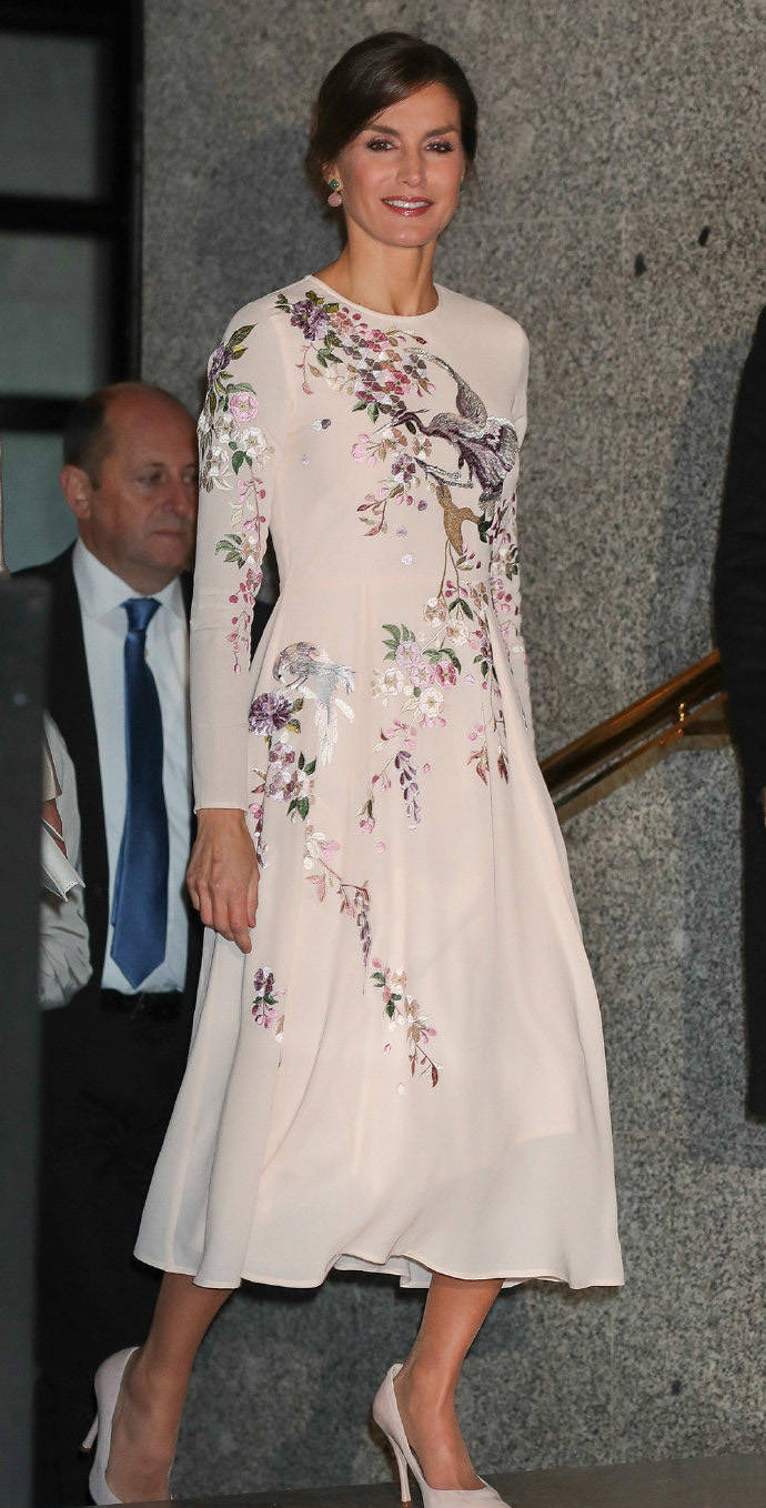 显得|学西班牙王后穿裙子,豹纹长裙配“大红色”高跟鞋,优雅又亮眼