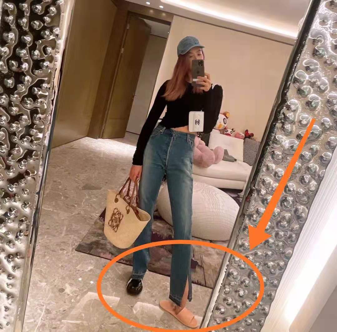 好身材|宋茜晒出门前自拍，粉色发型亮眼，对镜大秀好身材，左脚上的拖鞋十分亮眼