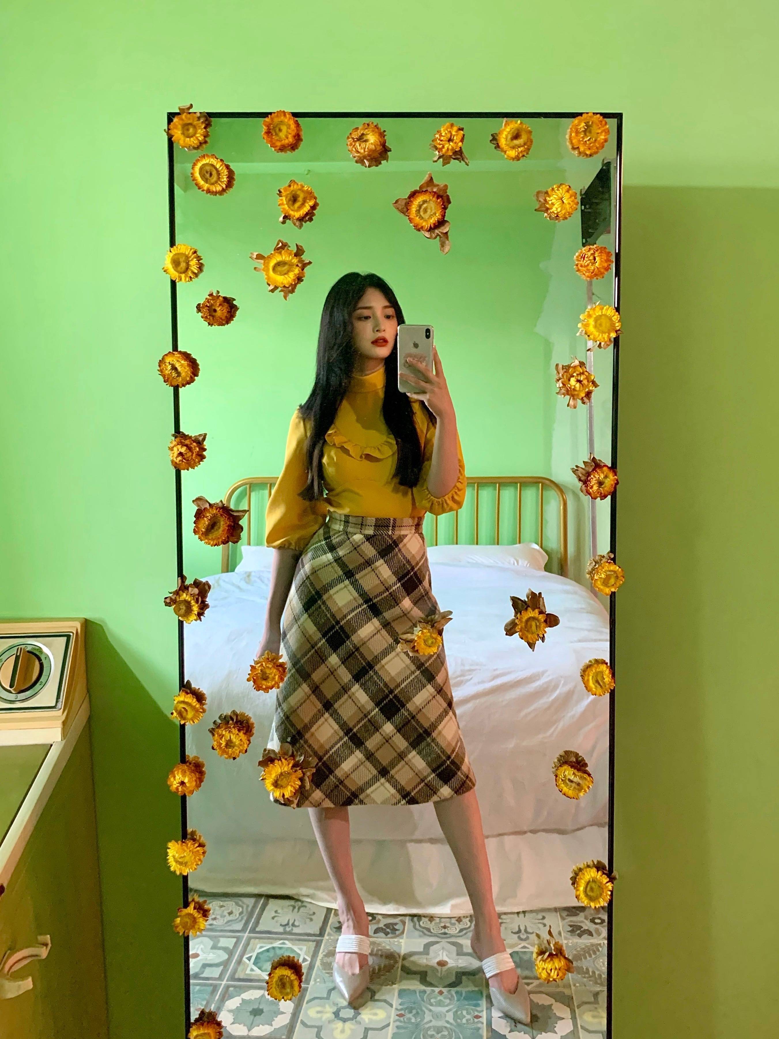 女神|22岁周洁琼文艺女神范,元气橘上衣+侧开边裤,休闲美腻度假风!