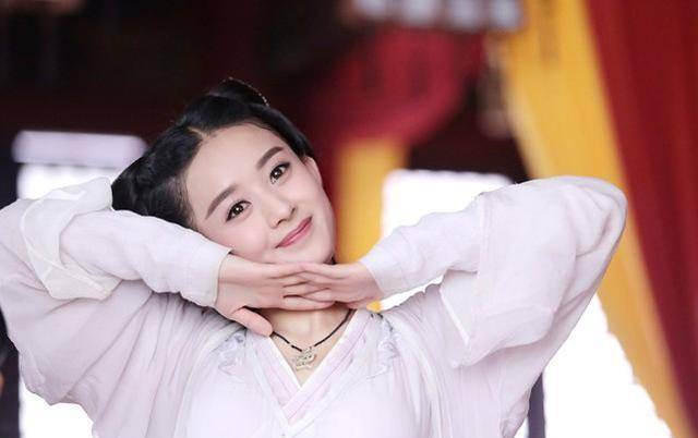 长发|赵丽颖白色连衣裙清新淡雅，蓄起长发更温柔了，33岁更知性了