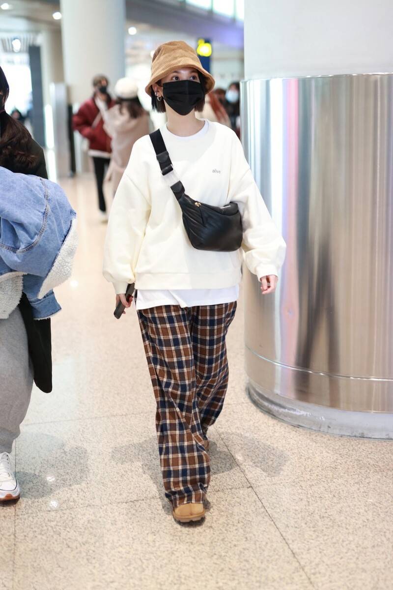 设计|杨丞琳穿得够有新意，直接用内衣搭牛仔外套，造型时髦回头率高