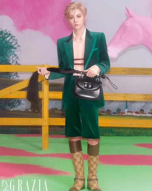 粉色|31岁鹿晗扮嫩无压力！穿粉西装染金发登周年刊享顶流待遇，超帅气