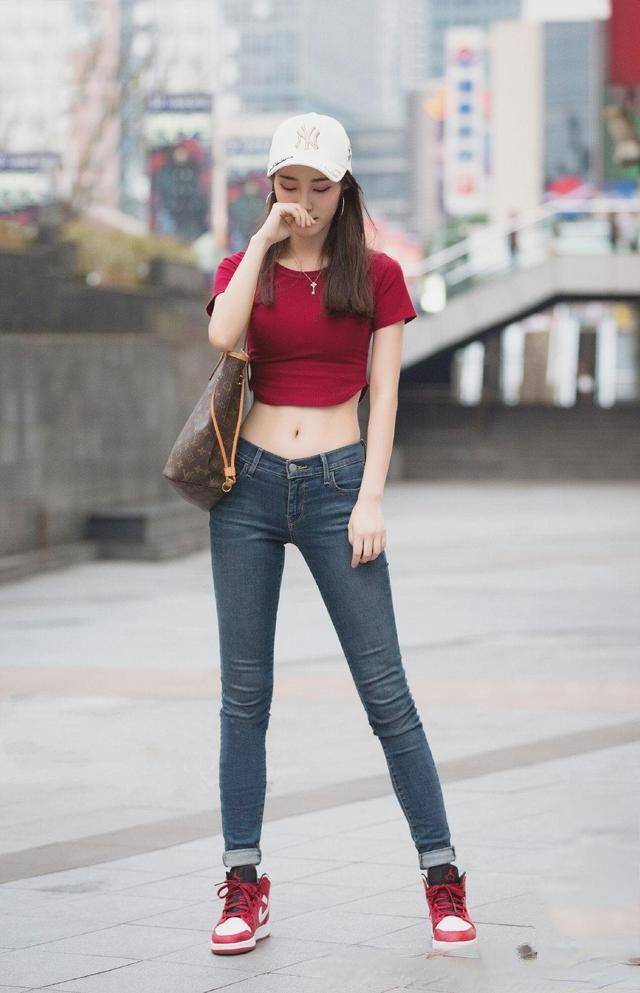 黑色|黑色收腰瑜伽裤搭配绿色开衫，既显身材有散发出了青春的活力！