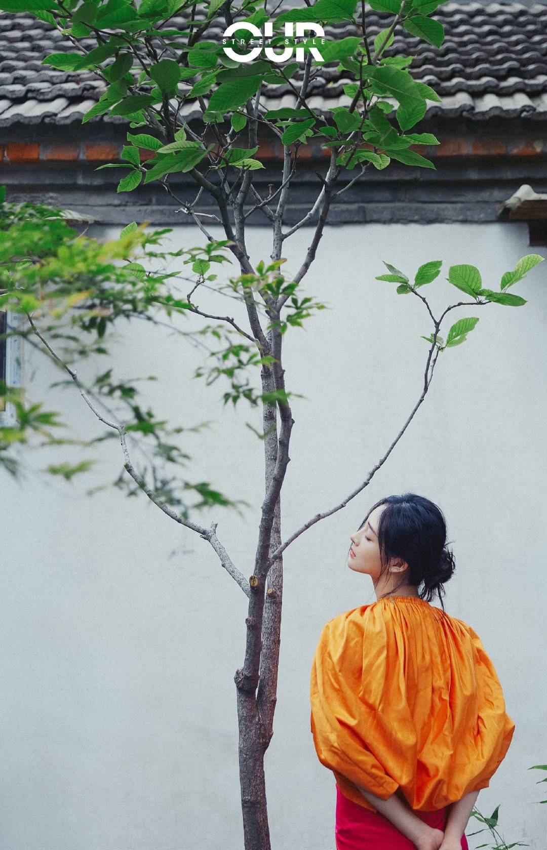 女神|22岁周洁琼文艺女神范,元气橘上衣+侧开边裤,休闲美腻度假风!