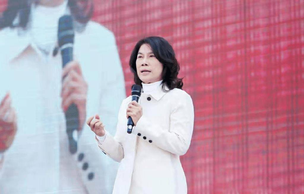 毛衣|67岁董明珠受访打扮酷帅，穿高领毛衣配皮马甲，一把年纪不服老紧随潮流