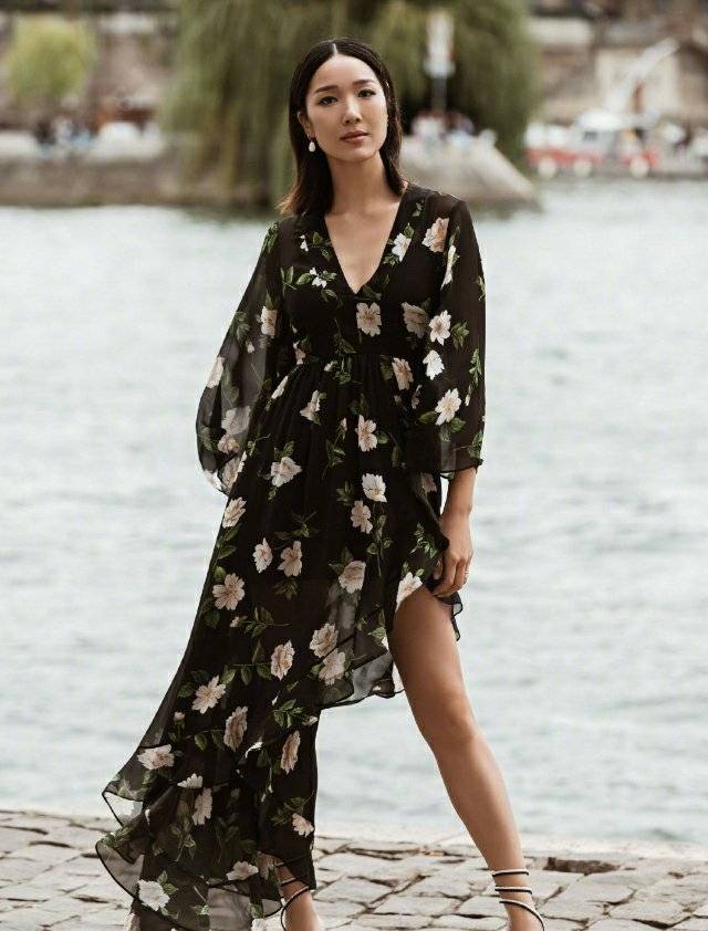 身材|36岁李亚男身材真好，穿开叉印花长裙秀大长腿，这身材绝了