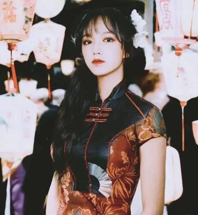 显得|当女星穿上旗袍，虞书欣很俏皮，赵粤很甜美，许佳琪：拜见大小姐