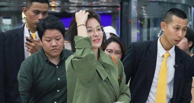 边和|宋慧乔越来越美了,波波头配绿风衣嫩得像学生,39岁美回19岁