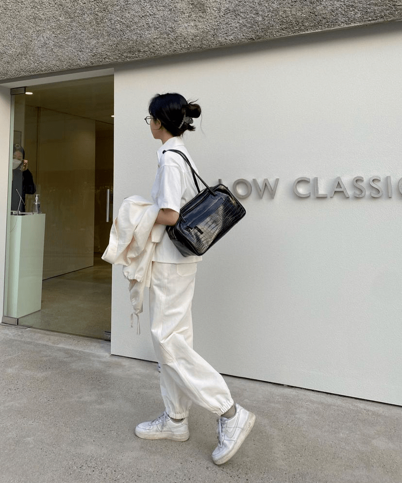 脚踝|2021不要再穿高跟鞋了!今夏“九分裤+运动鞋”正流行!