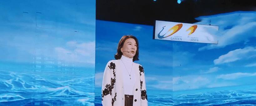 毛衣|67岁董明珠受访打扮酷帅，穿高领毛衣配皮马甲，一把年纪不服老紧随潮流