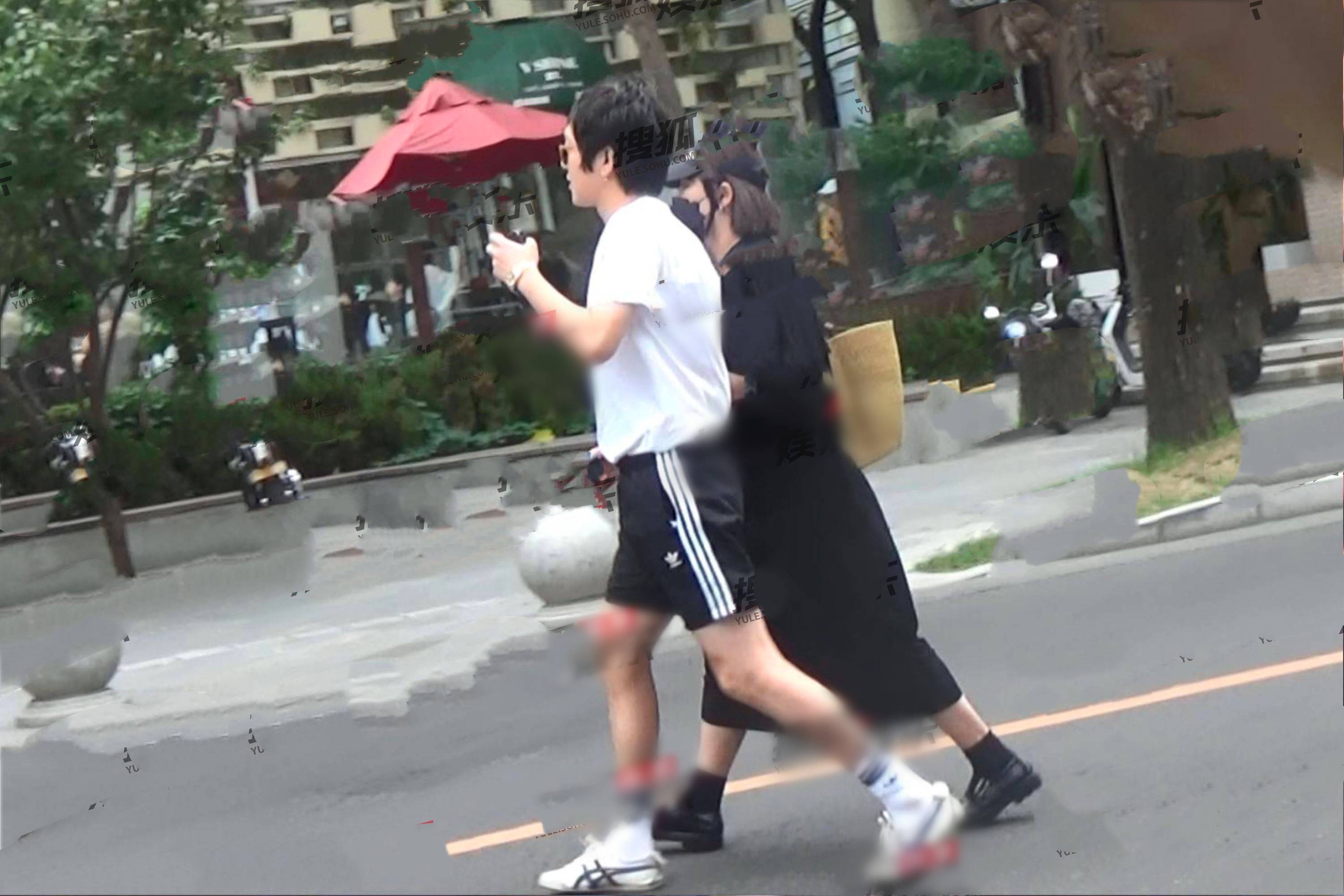 张哲轩|马思纯张哲轩再被拍，挽手出行像连体婴儿，开车回家似同居