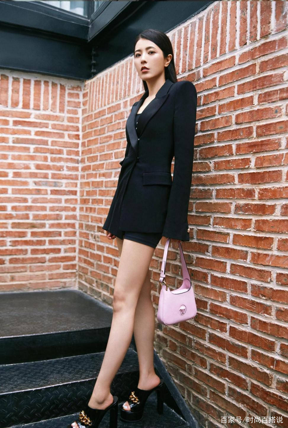 棕色|曾黎的身材真的“藏不住”,包臀裙配丝袜太撩人,真是人间尤物