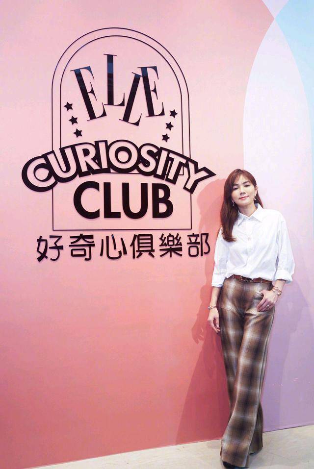 大气|陈嘉桦越来越有女人味，绿色衬衫配阔腿裤随性干练，长卷发太温柔