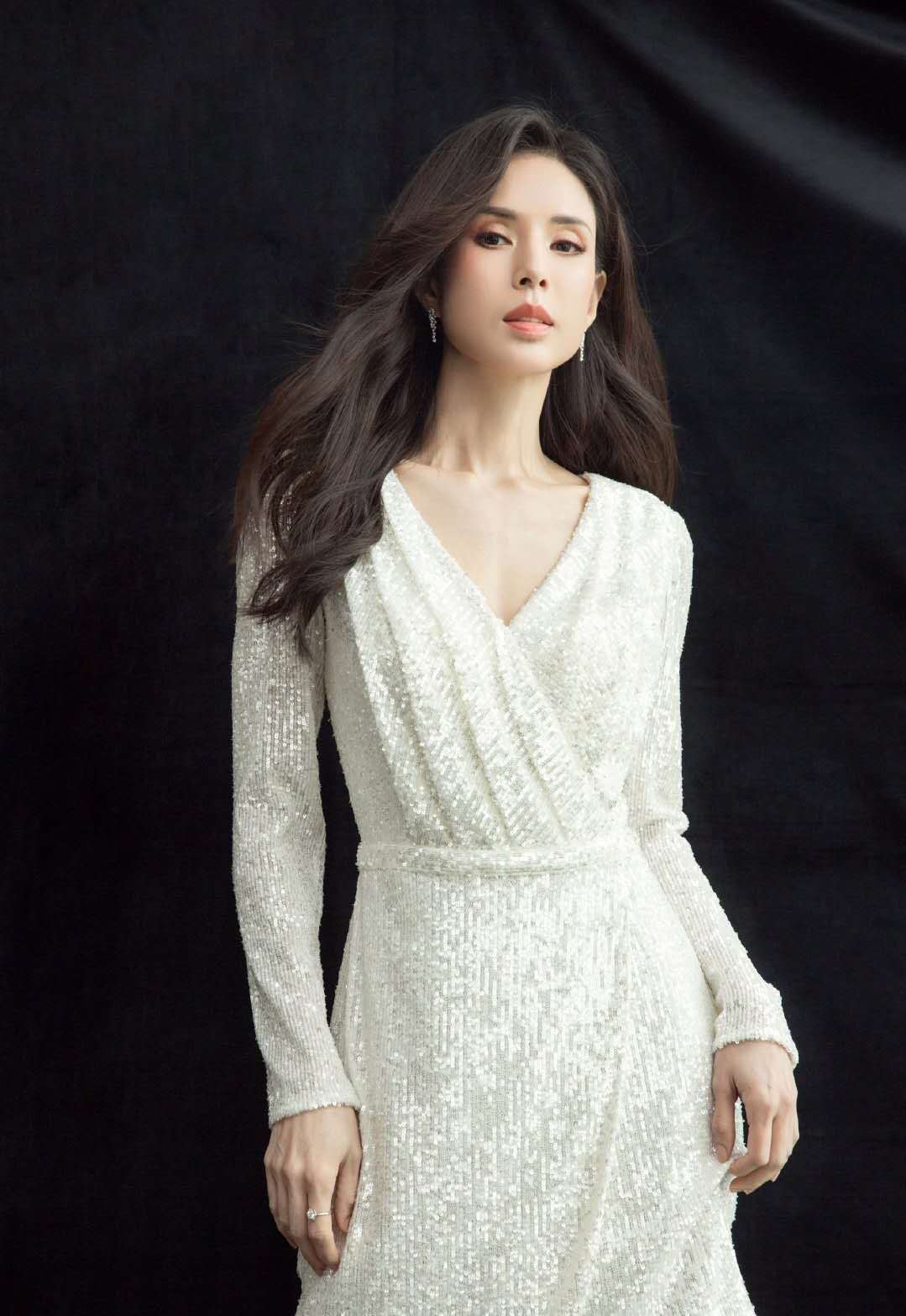 设计|李若彤54岁了？穿白色连衣裙温柔如水，美回“小龙女”时期