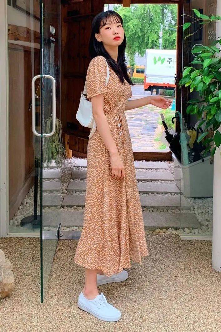 运动鞋|今夏“裙子＋运动鞋”这样穿，真好看！