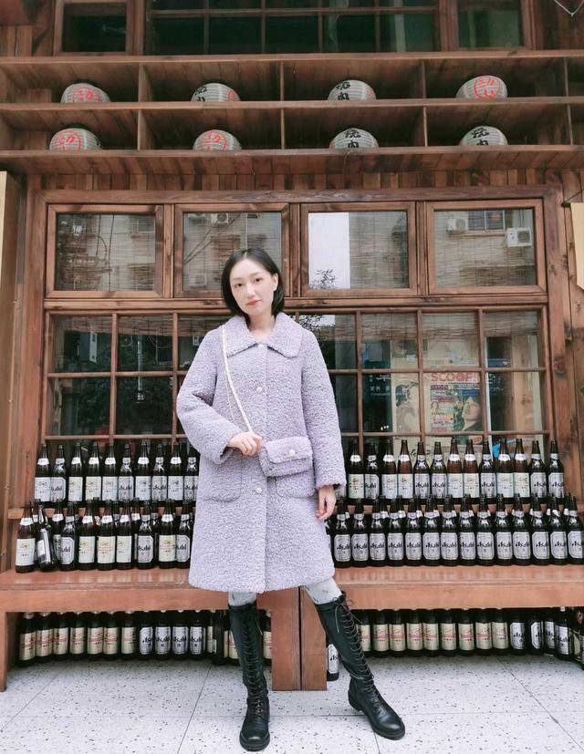 毛衣|李沁太会穿,蓝色羊羔毛大衣配白色毛衣保暖舒适,休闲随性