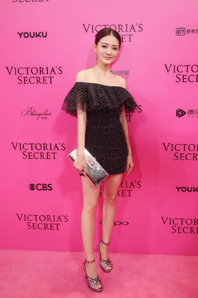 黑色|25岁徐璐打破少女风格,波点上衣搭配黑色皮裤,造型感十足