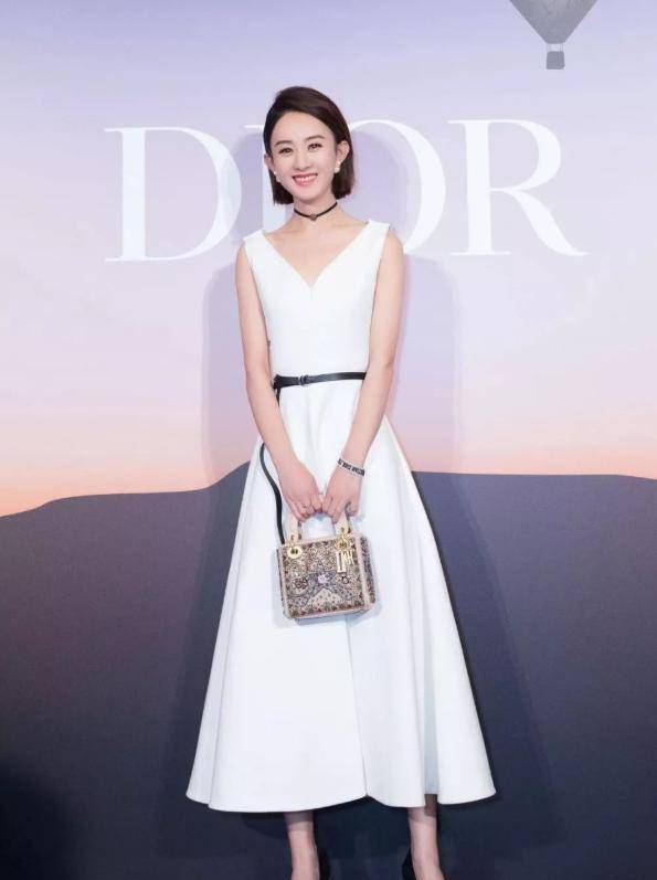 长发|赵丽颖白色连衣裙清新淡雅，蓄起长发更温柔了，33岁更知性了