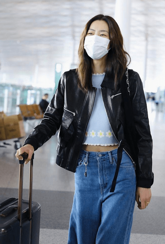 小白|刘雯高调走机场,脚踩香奈儿小白鞋,价值6千多比身上衣服贵一倍